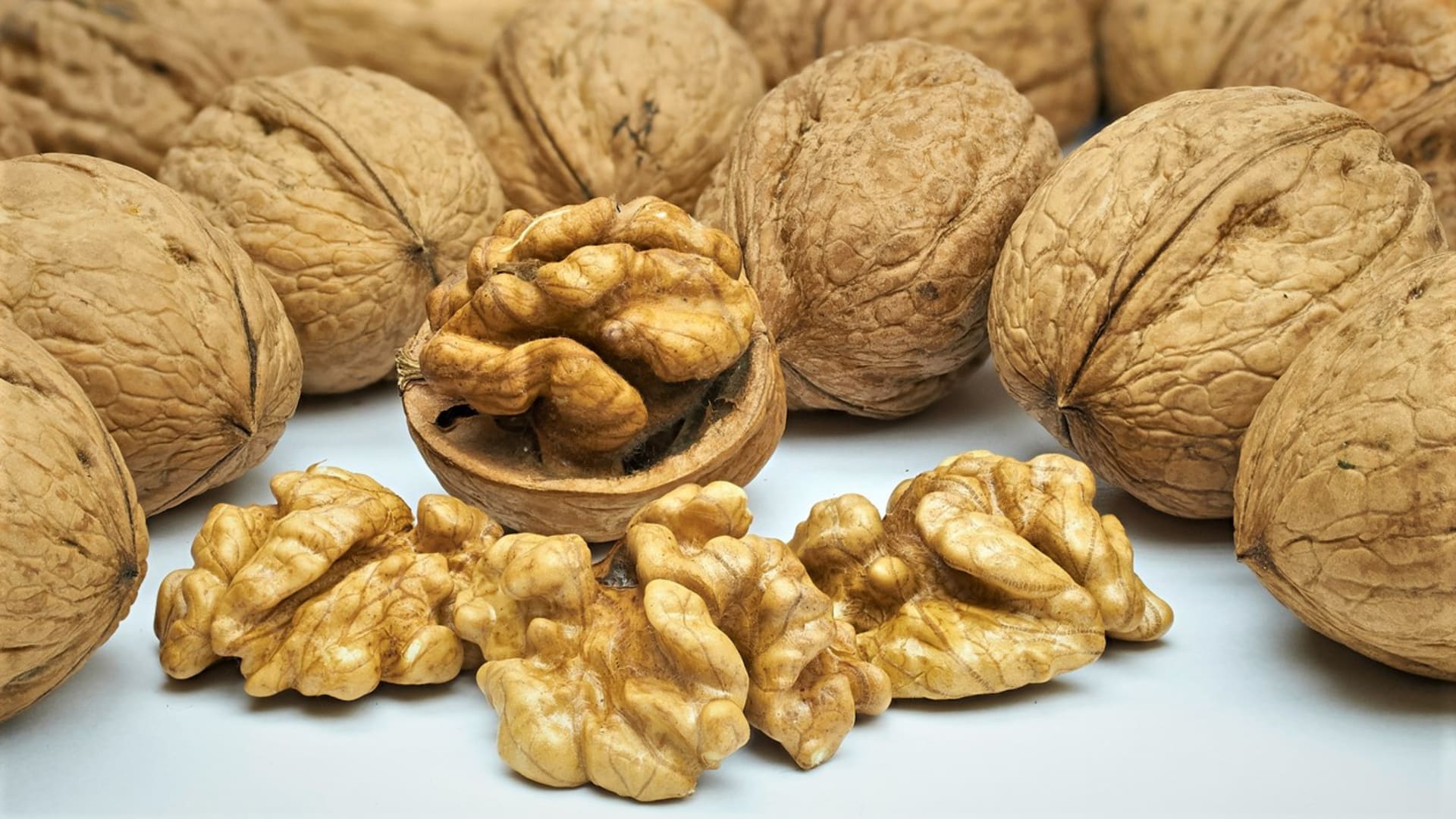 Vlašské ořechy jsou nejlepší potrava pro mozek, což dokazuje vzhled jejich jádra, které se právě mozku hodně podobá