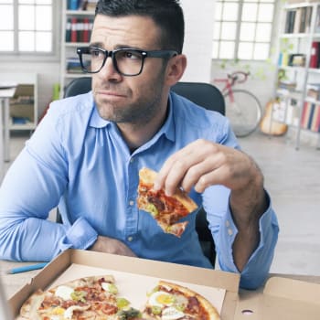 S pizzou dopadl tento muž ještě docela dobře. Co se ale stane, když budete obědvat v práci sami?