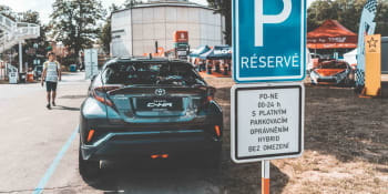 V Praze opět fungují parkovací zóny, řidiči dostanou za výluku kompenzaci