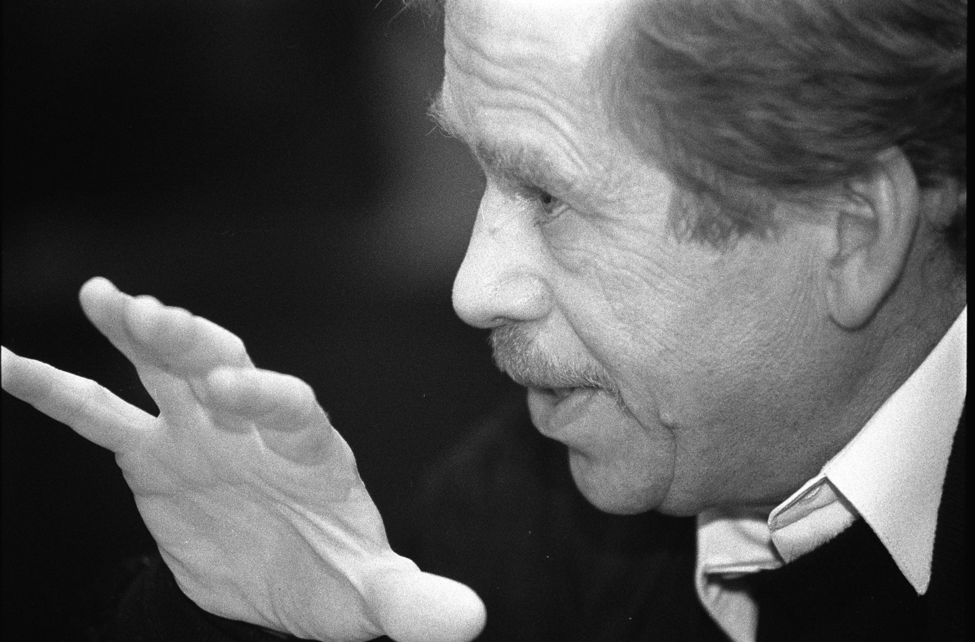 Na konci prosince 1989 byl zvolen Václav Havel jako první nekomunistický prezident Československa po více než padesáti letech.