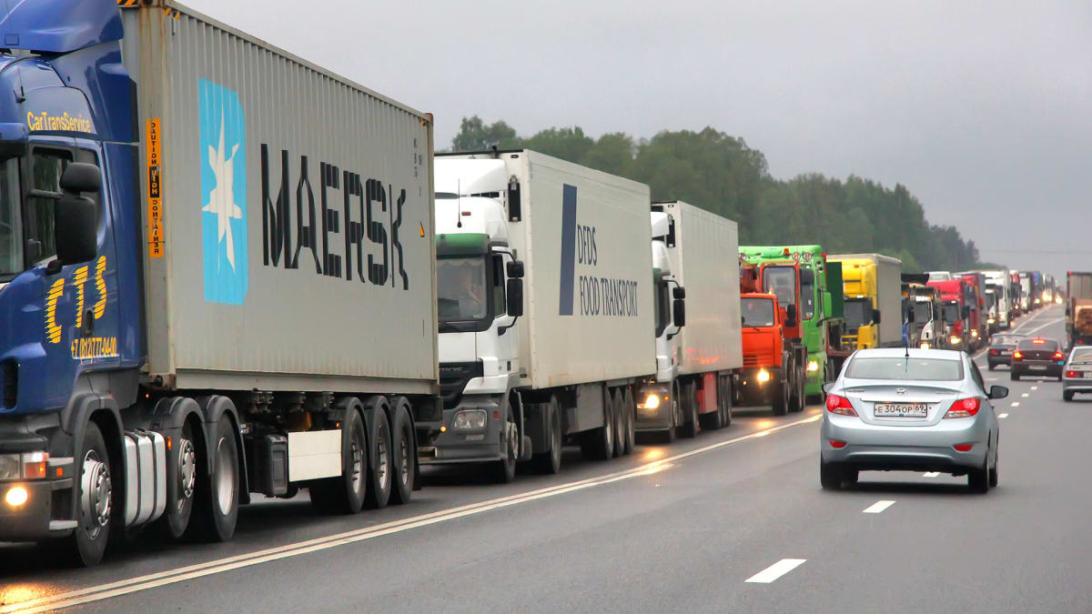 Ztráty kamionových dopravců kvůli kolonám do Německa dosahují desítek až stovek milionů Kč, uvedlo sdružení. (Ilustrační foto)