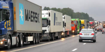 Kvůli frontám kamionů na německých hranicích hlásí dopravci až stamilionové ztráty