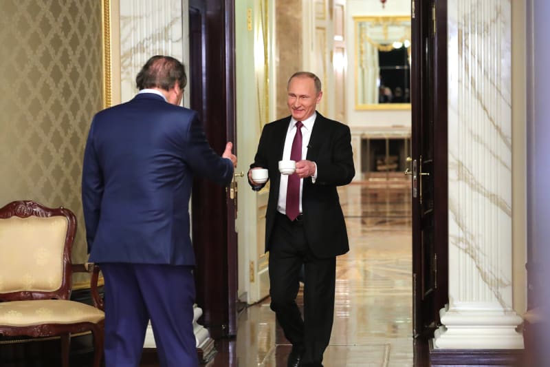 Pane Stone, vítejte v Kremlu - dva cukry, mlíčko? Je to tak správně?