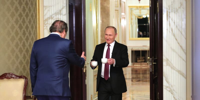 Pane Stone, vítejte v Kremlu - dva cukry, mlíčko? Je to tak správně?