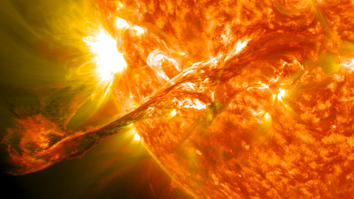 Sluneční erupce je obrovská exploze na Slunci, ke které dochází při náhlém uvolnění energie uložené v jeho magnetických polích. (Ilustrační fotografie)