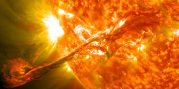 Sluneční erupce má zasáhnout Zemi. Může narušit funkce sítí i satelitů