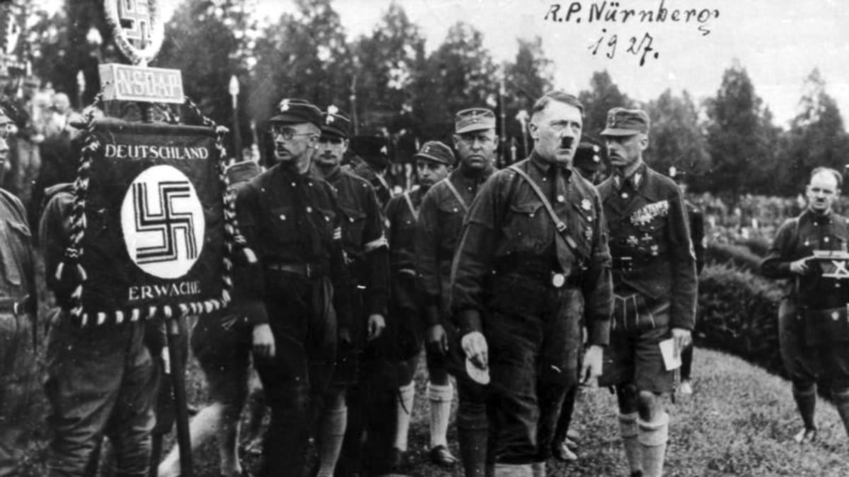 Šéf SS Heindrich Himmler (vlevo) s Adolfem Hitlerem (vpředu). Foto: Bundesarchiv