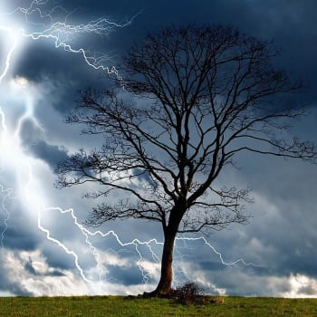 Letní bouřka: 10 pravidel, jak přežít bouřku v přírodě ve zdraví 