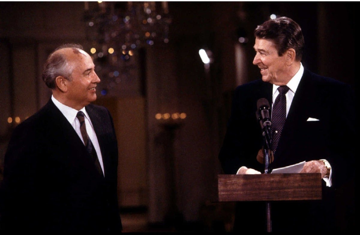 Ronald Reagan a tehdejší sovětský prezident Michail Gorbačov v roce 1987