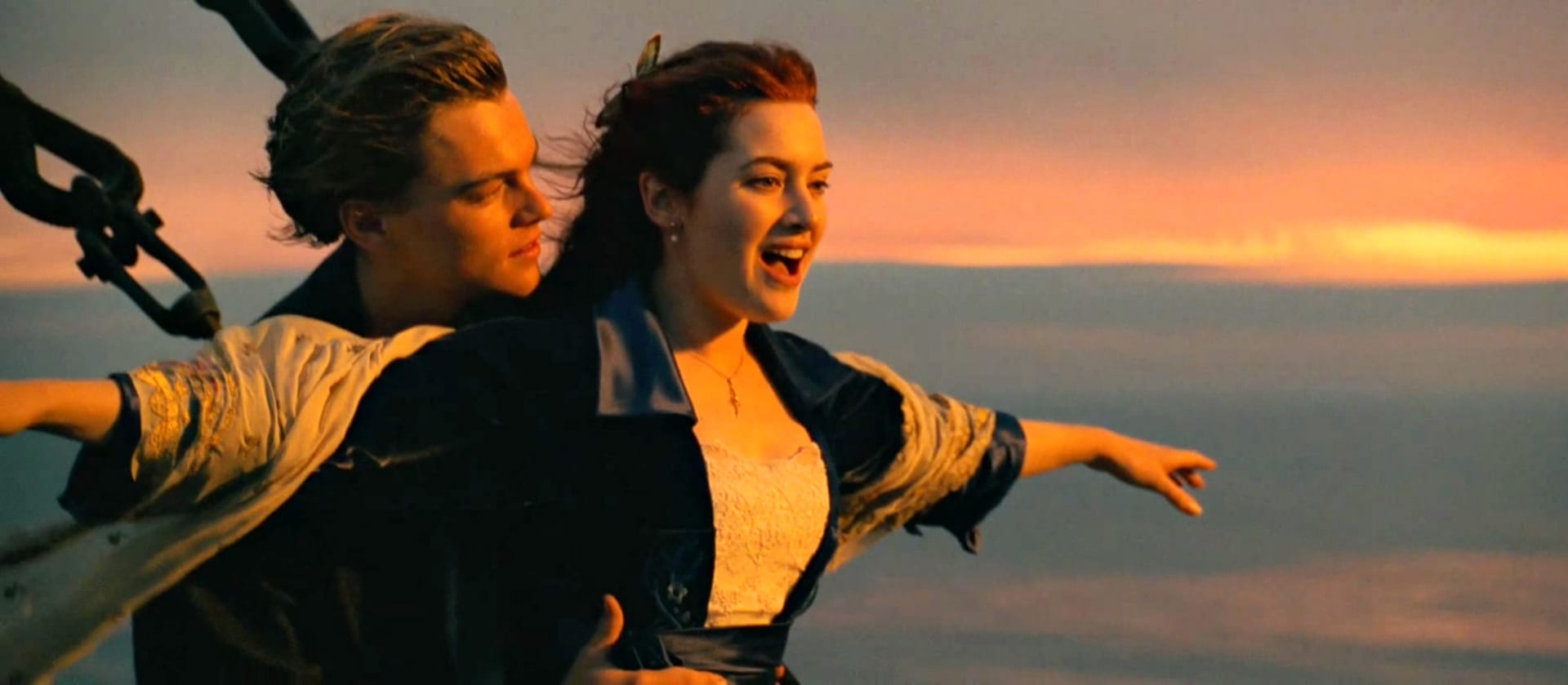 Ikonická scéna z filmu Titanic.