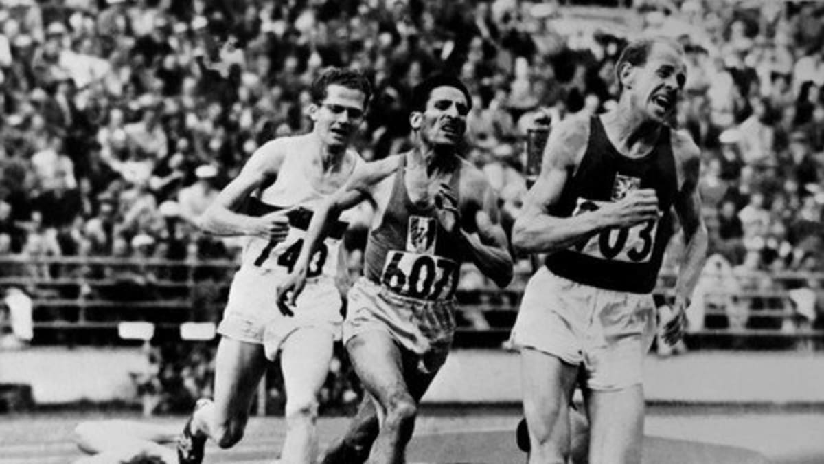 Emil Zátopek finišuje v běhu na 5000 metrů na olympiádě v Helsinkách