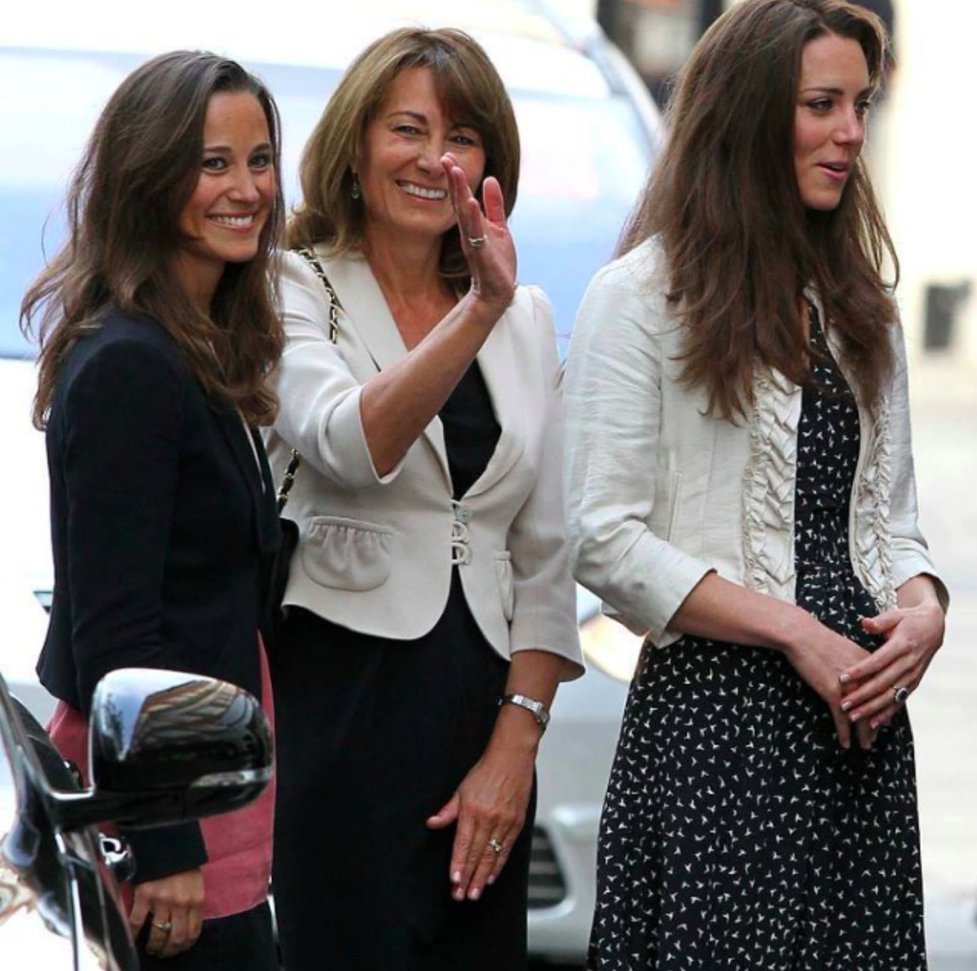 Kate společně s maminkou Carole a sestrou Pippou