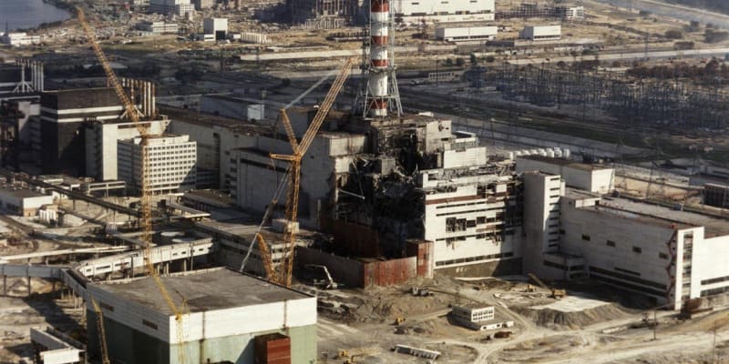 Pohled na areál jaderné elektrárny Černobyl ze začátku října 1986, tedy pět měsíců po katastrofě