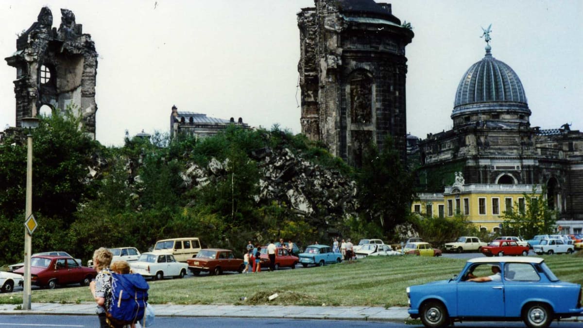 Realita NDR - ruiny kostela Frauenkirche v Drážďanech v srpnu 1988