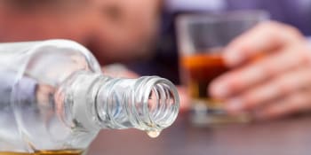 V Rusku se alkoholem otrávilo 18 lidí. Pili levné náhražky stáčené na trhu, tvrdí média