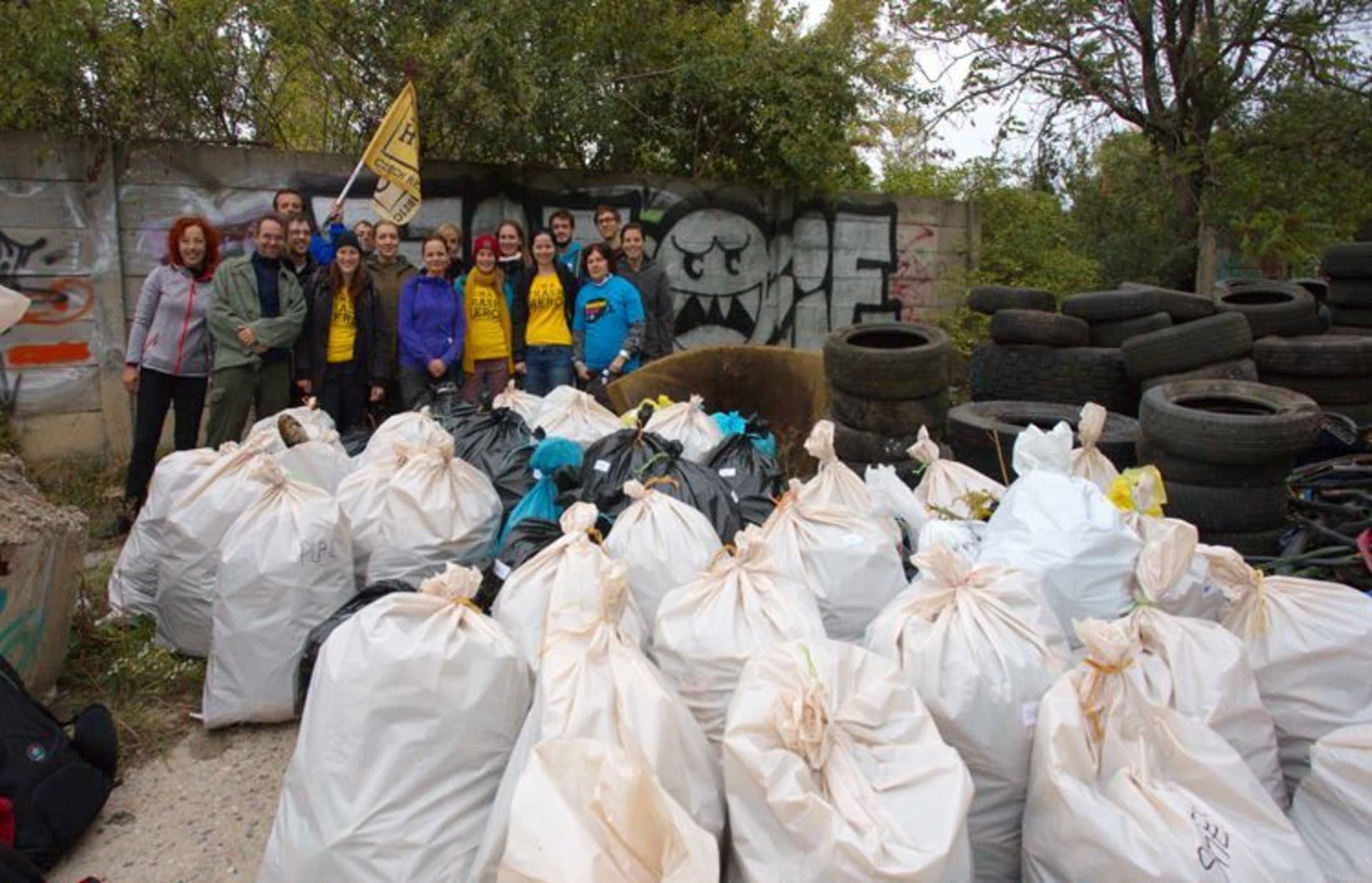 Úklid skládky v pražském Karlíně. Dobrovolníci posbírali téměř 2 tuny odpadu.