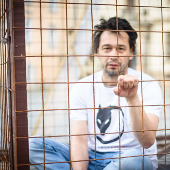I známý herec Pavel Liška se nechal zavřít do klece, aby podpořil zákaz kožešinových farem.