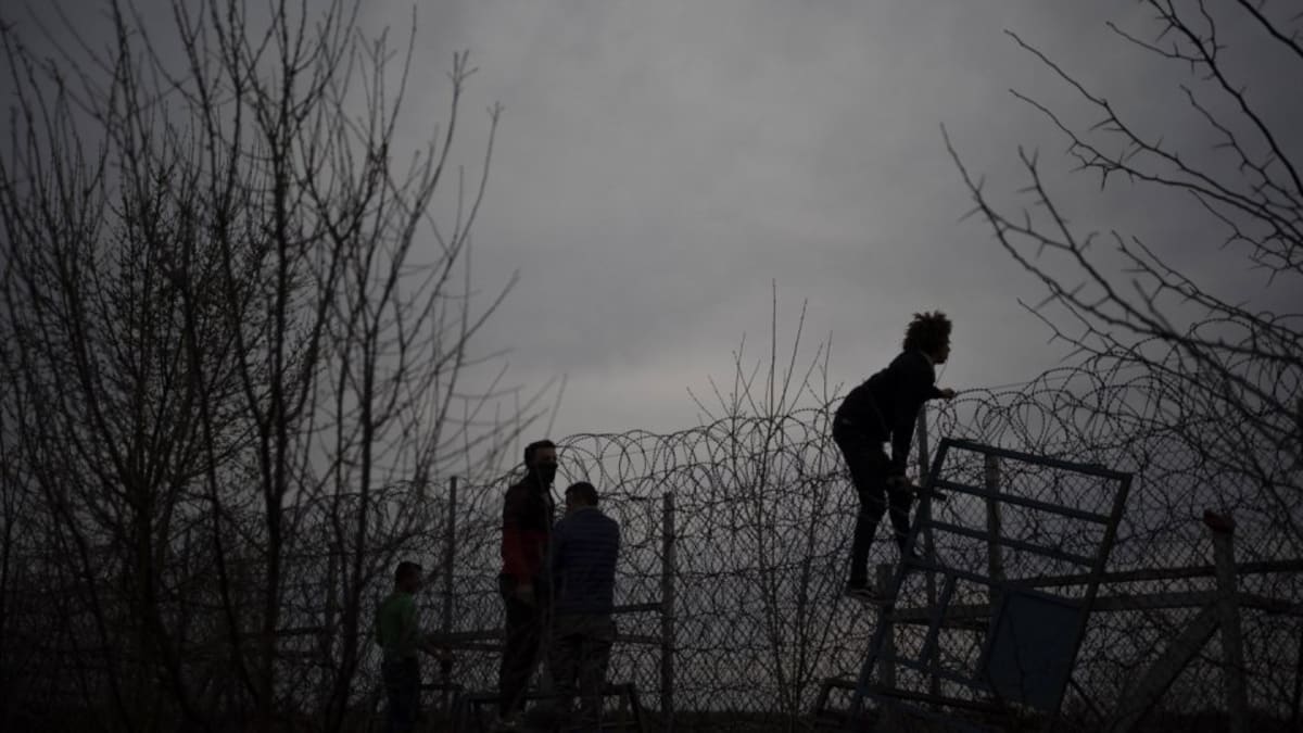 Migranti na turecko-řecké hranici se pokouší překonat plot do Evropy