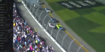 VIDEO: Závod NASCAR v Daytoně zastínila těžká nehoda bývalého vítěze