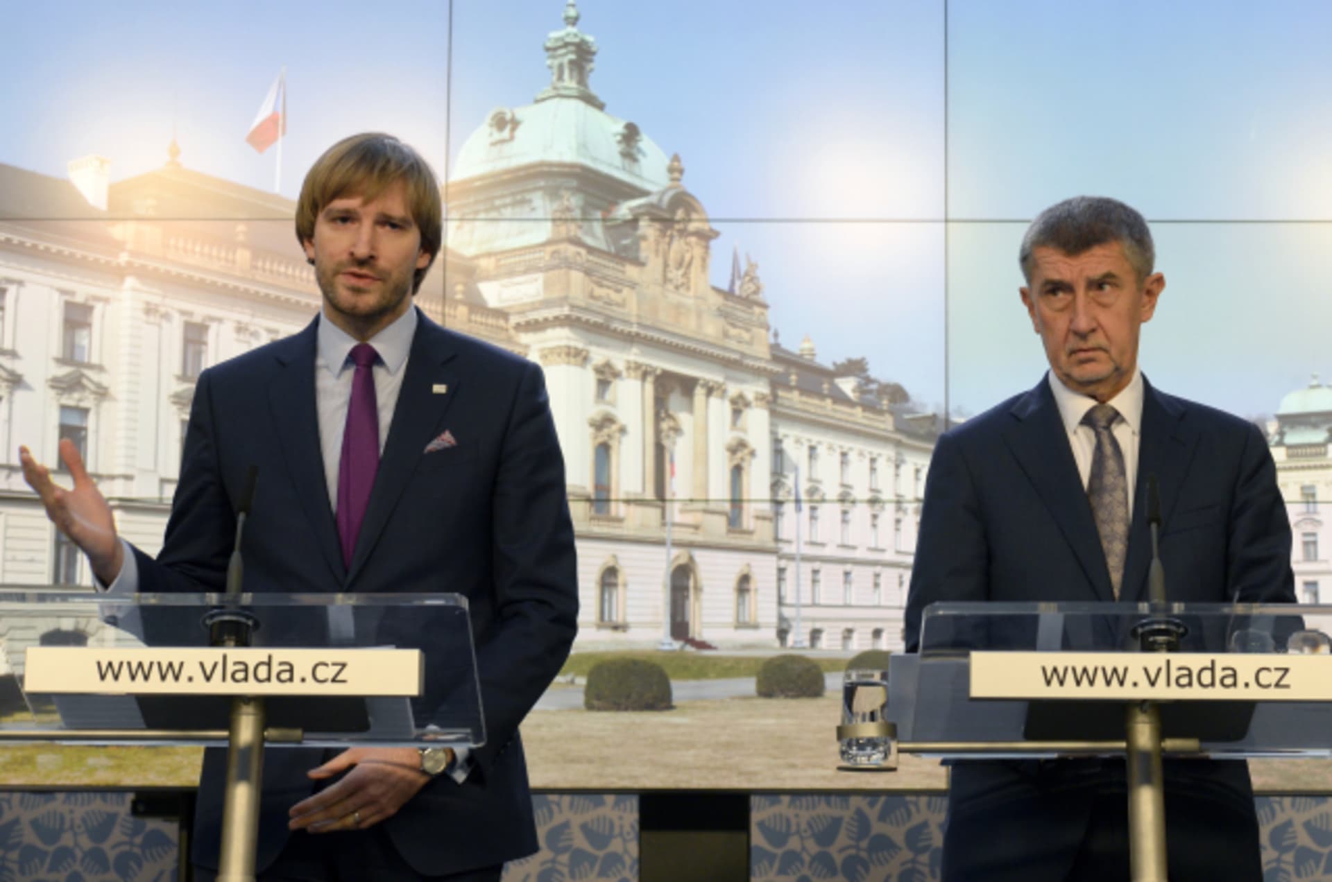 Premiér Andrej Babiš bude jednat s ministrem zdravotnictví Adamem Vojtěchem.
