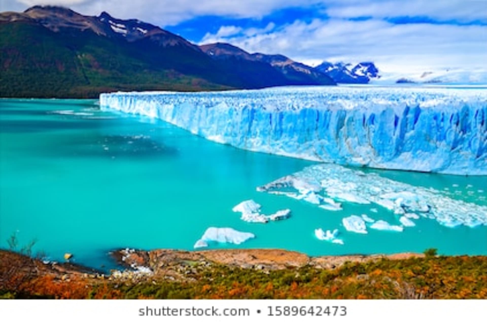 Ledovec s průzračným jezerem