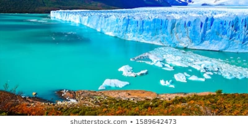 Ledovec s průzračným jezerem