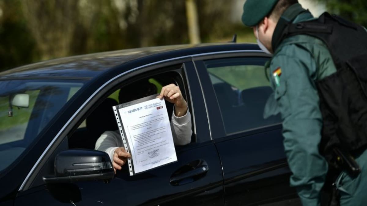 Policie na stanovišti u města Pamplona kontroluje řidiče, jestli mají povolení opustit oblast