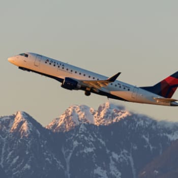 Letadlo společnosti Delta na během vnitrostátního letu v Kanadě