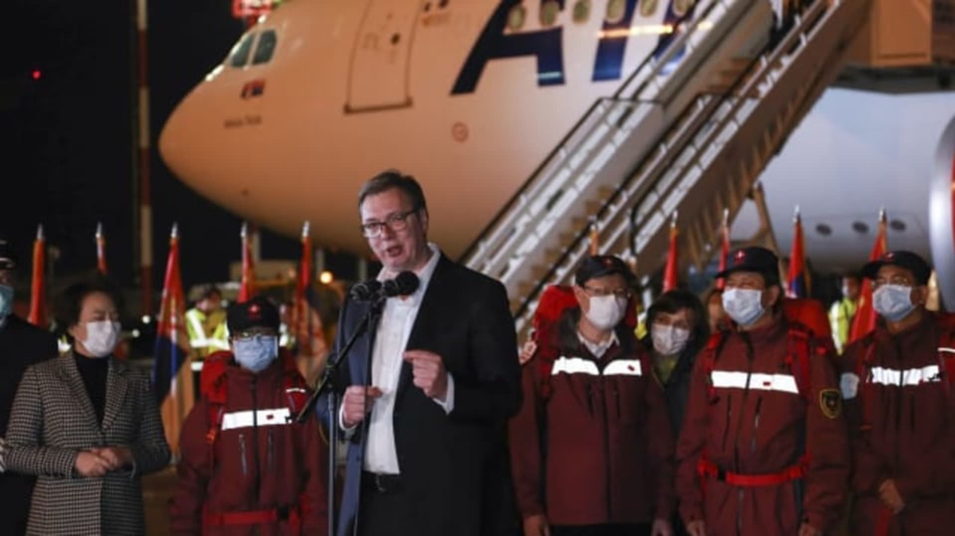 Aleksandar Vučić vítá čínské letadlo