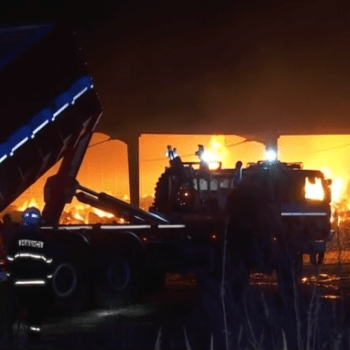 Požár zemědělské haly v Čečelicích na Mělnicku