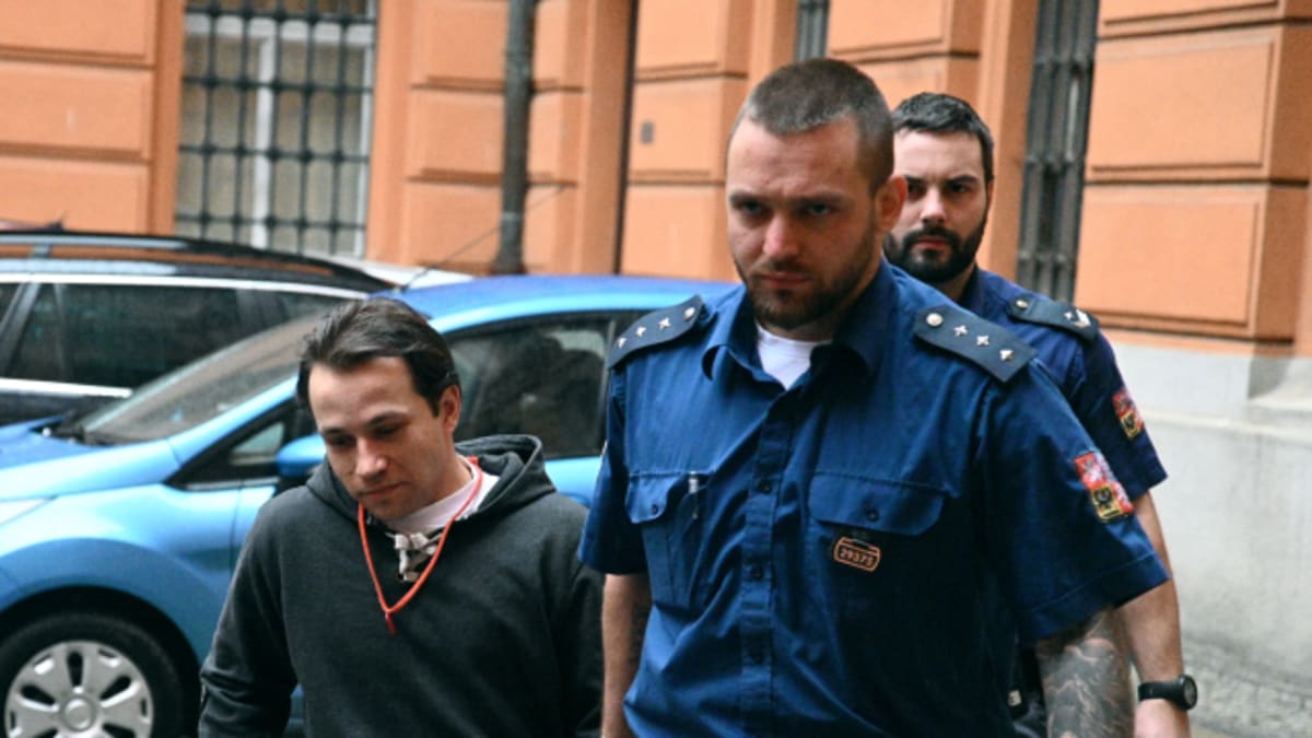 Stráž přivádí obžalovaného Antonína Štauberta ke krajskému soudu v Brně (ČTK/Igor Zehl)