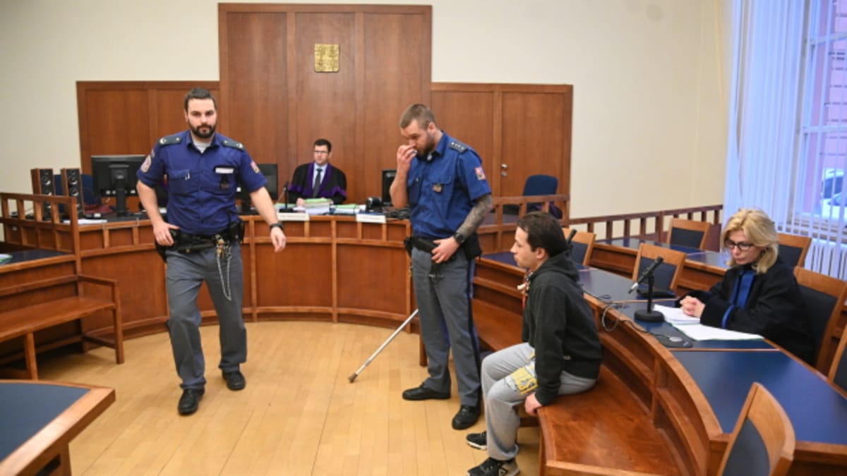 Obžalovaný Antonín Štaubert (na lavici vpravo) v soudní síni krajského soudu v Brně (ČTK/Igor Zehl)