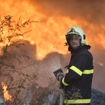 Hasiči zasahují 12. srpna 2018 u požáru odpadu v Kutné Hoře v městské části Karlov (ČTK/Josef Vostárek)