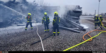 VIDEO: Hromady hořících pražců zaměstnaly šest jednotek hasičů