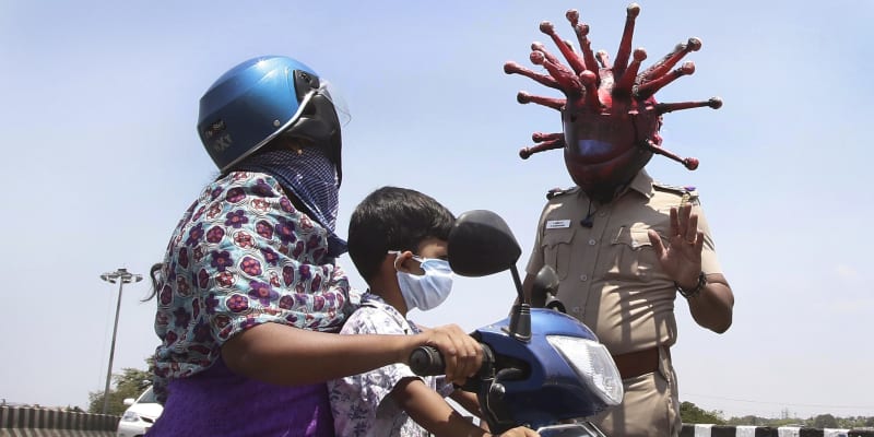 Indický policista Raješ Babu vymyslel originální způsob, jak apelovat na lidi, aby dodržovali karanténu