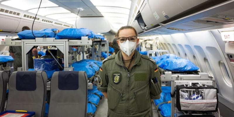 Nemocniční airbus německé Luftwaffe přepravuje z Itálie nakažené koronavirem