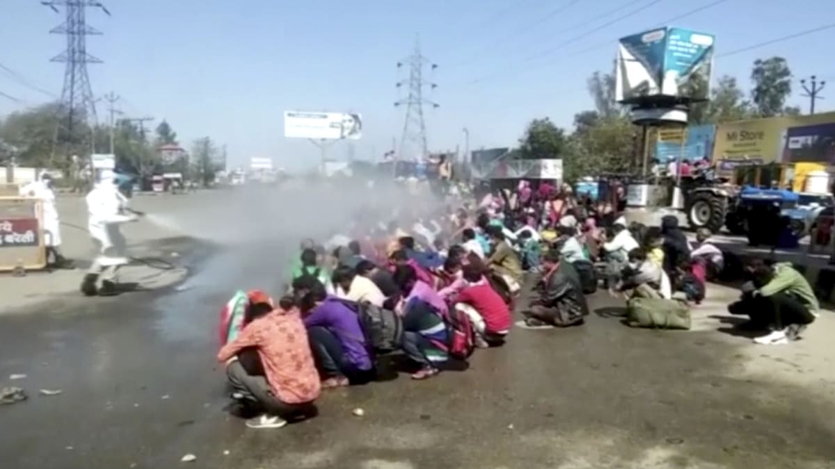 Hasiči a zdravotníci v Indii postříkali dezinfekcí na ulici i lidi