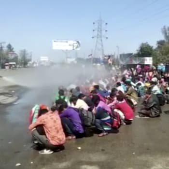 Hasiči a zdravotníci v Indii postříkali dezinfekcí na ulici i lidi