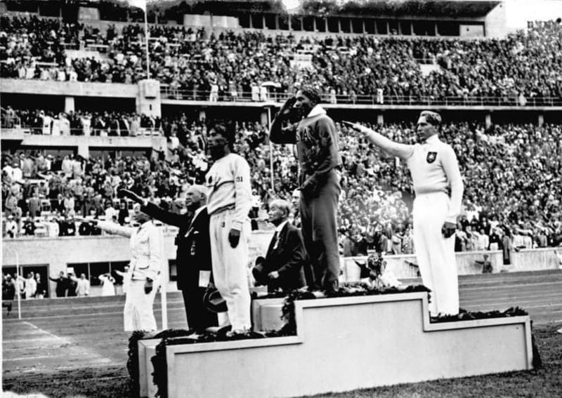 AtletJesseOwensvyhrálnaolympiáděvroce1936čtyřizlatémedaile.