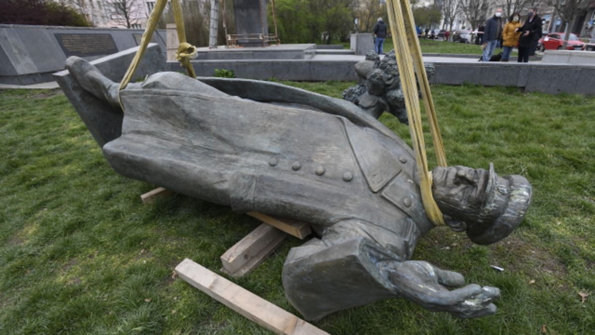 Praha 6 odstranila sochu generála Ivana Stěpanoviče Koněva na náměstí Interbrigády v Bubenči počátkem dubna.