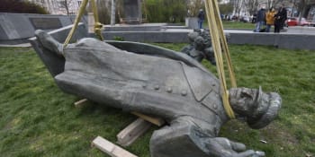 Kontroverzní pomník maršála Koněva je pryč. Jste vandalové, vzkázalo do Dejvic Rusko