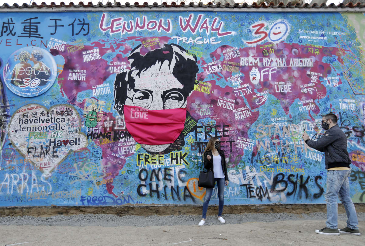 Lennonova zeď v Praze připomíná například texty slavného zpěváka.