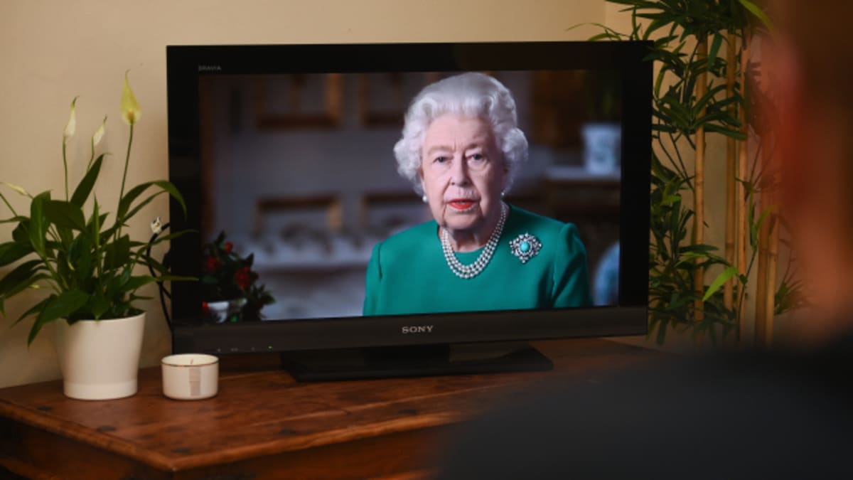 Královna Alžběta II. promluvila k Britům prostřednictvím televize