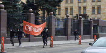 Útok na české velvyslanectví v Moskvě. Strana „Jiné Rusko“ volá po trestání rusofobie
