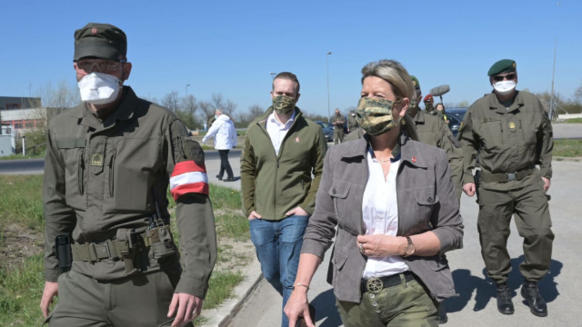 Rakouská ministryně obrany Klaudia Tannerová při kontrole armády na hranicích s&nbsp;Maďarskem.