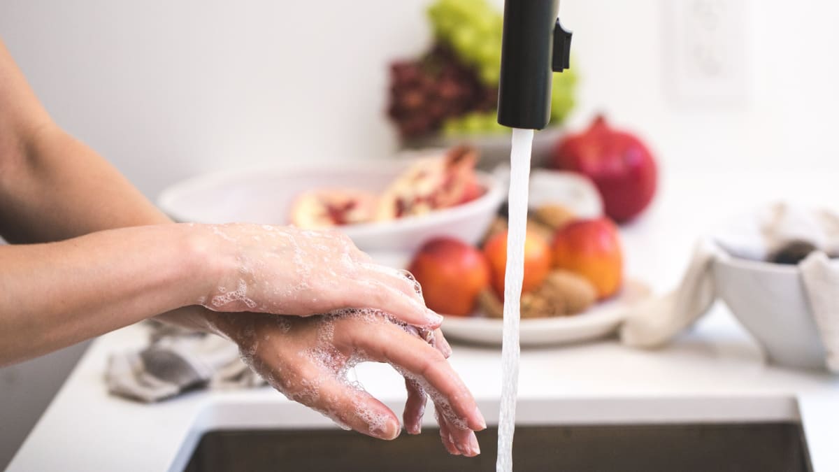 Nejdůležitější prevencí proti koronaviru je mytí rukou.