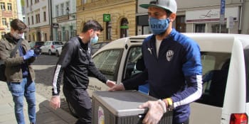 Fotbalisté plzeňské Viktorky nelení, během nucené přestávky rozvážejí jídlo strážníkům