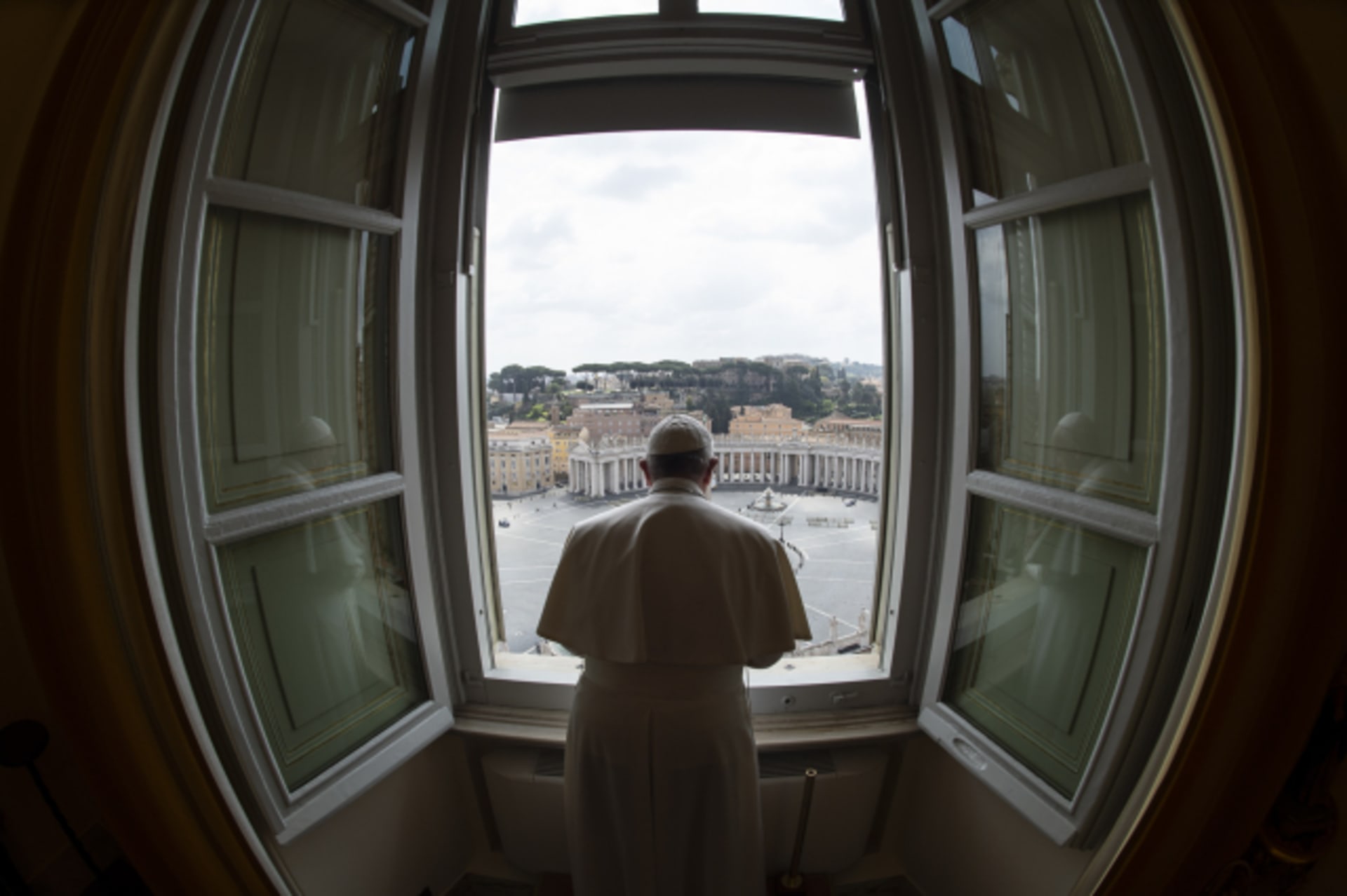 Papež František sám v okně ve Vatikánu