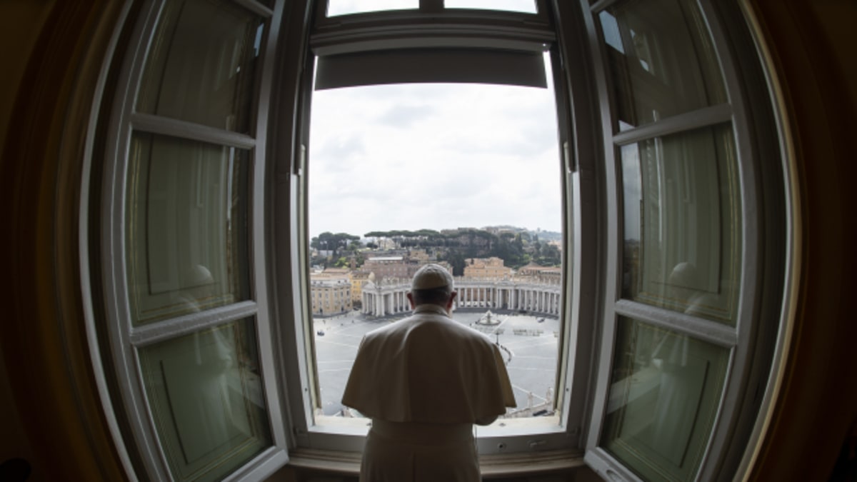 Papež František sám v okně ve Vatikánu