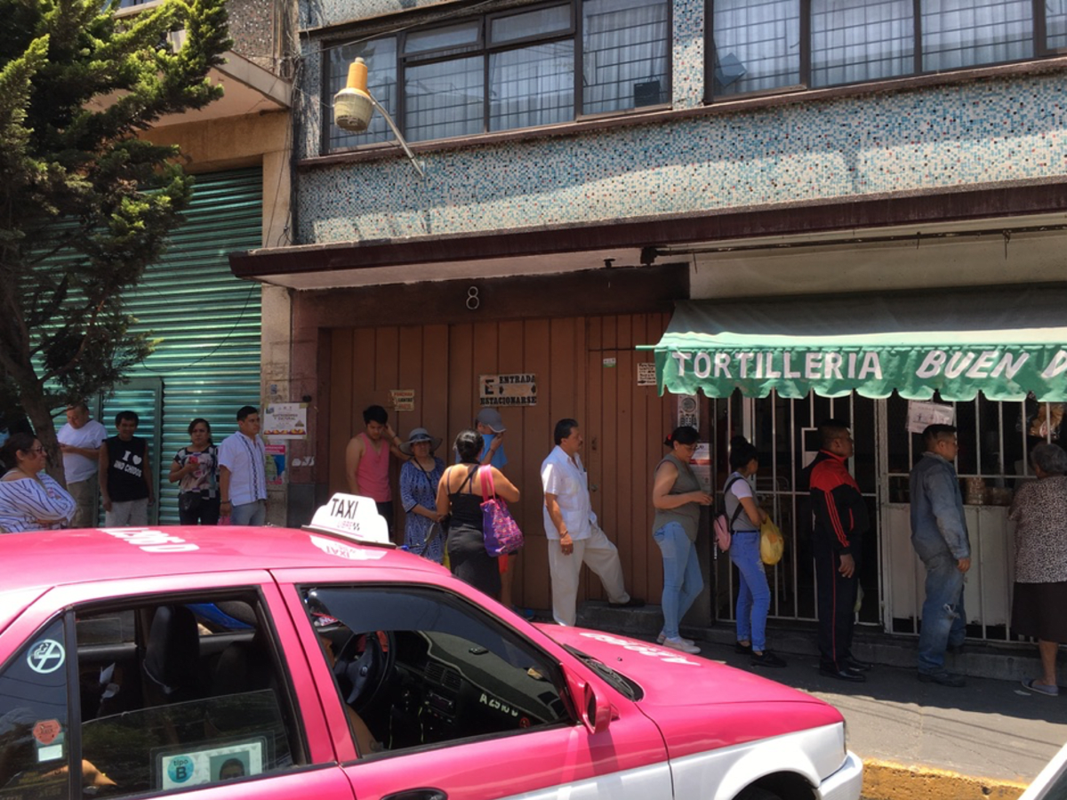 Sobotní odpolední fronta na tortillu v Mexico City. Většina obyvatel pandemii koronaviru nikterak neřeší, nedodržuje dvoumetrové odstupy ani nenosí ochranné pomůcky